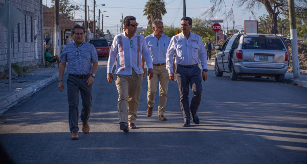 Pavimenta Gobierno de Matamoros acceso en colonia Las Am&eacute;ricas; alcalde Mario L&oacute;pez atestigua trabajos