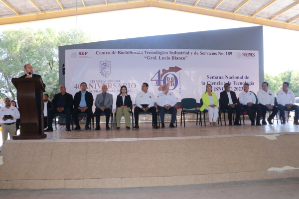 Felicita Alcalde Mario L&oacute;pez a comunidad educativa del CBTIS 189, por 40 Aniversario de la instituci&oacute;n