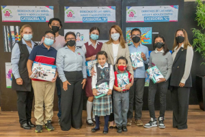 Premia Mariana G&oacute;mez a ganadores del concurso de cartel de derechos de ni&ntilde;as, ni&ntilde;os, adolescentes