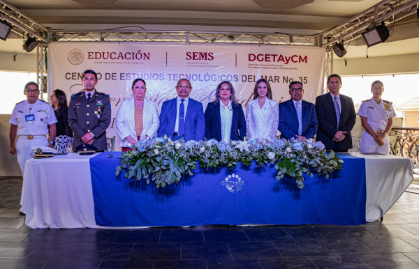Asiste Alcalde Dr. Rub&eacute;n Sauceda Lumbreras  a ceremonia de graduaci&oacute;n del CETMAR 35