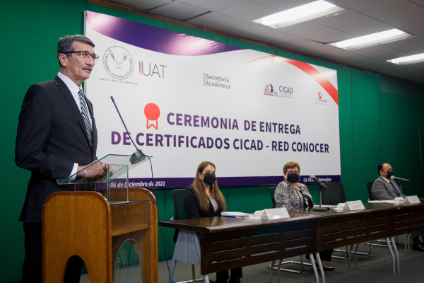 Entrega Rector a docentes de la UAT certificaciones de la Red CONOCER