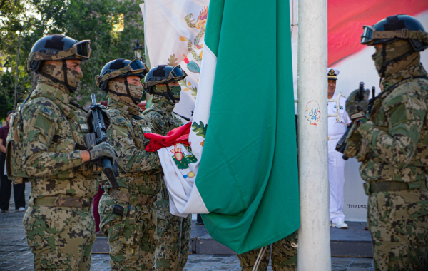 Participan empleados del Gobierno de Matamoros en ceremonia de honores organizada por Bienestar Social