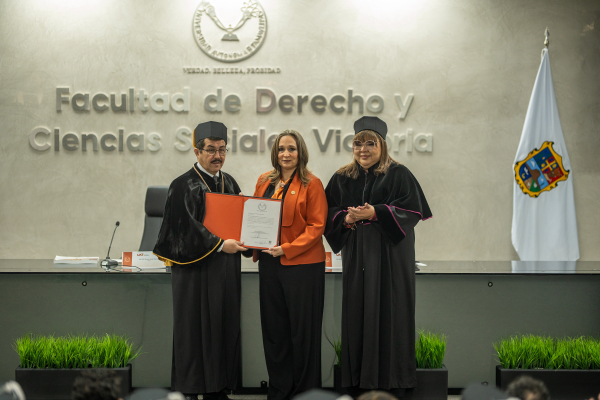 Recibe Isolda Rend&oacute;n nombramiento de presidenta honoraria de Familia UAT