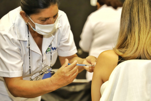 Aplican vacuna Pfizer a los adolescentes de 15 a 17 a&ntilde;os de edad