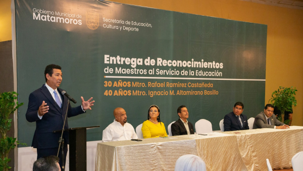 Reconoce Alcalde Mario L&oacute;pez a maestras y maestros  con 30 y 40 a&ntilde;os de servicio en la educaci&oacute;n