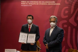 Firma Mario L&oacute;pez convenio  con INFONAVIT y SEDATU