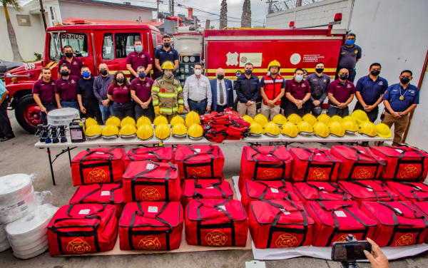 Entregan equipos de seguridad personal a elementos de Bomberos y Protecci&oacute;n Civil