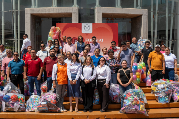 Alegrando corazones, la UAT entrega juguetes a la ni&ntilde;ez tamaulipeca