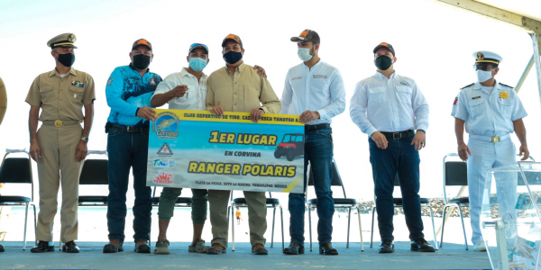 Premia Gobernador Cabeza de Vaca a los ganadores del torneo Internacional de Corvina en La Pesca