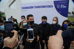Salen los primeros 30 autobuses con tamaulipecos que recibir&aacute;n la vacuna en EE.UU.