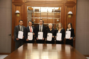 Entrega gobernador Fiat de notarios p&uacute;blicos