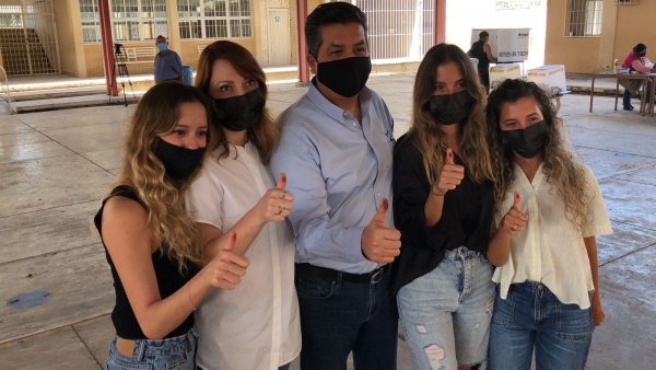 Gobernador de Tamaulipas emite su voto junto con su familia
