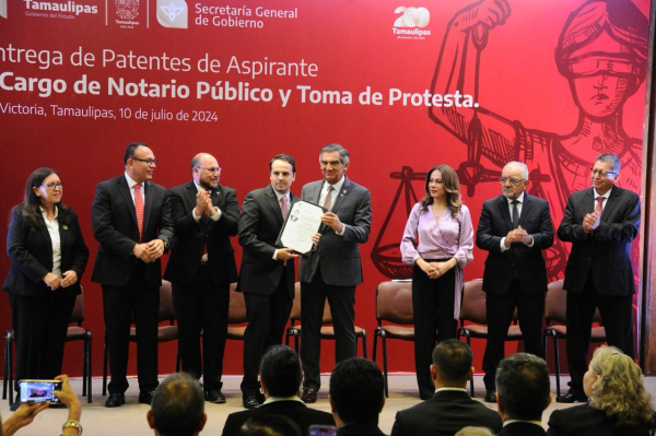 Entrega Am&eacute;rico patentes de aspirante a notarios p&uacute;blicos