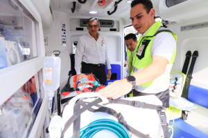 Entrega Am&eacute;rico 16 nuevas ambulancias al sector salud