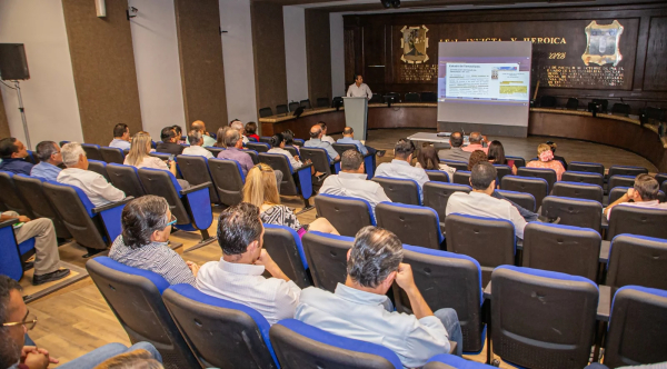 Capacita Comisi&oacute;n de Estudios Reglamentarios en el Cabildo de Matamoros, a servidores p&uacute;blicos