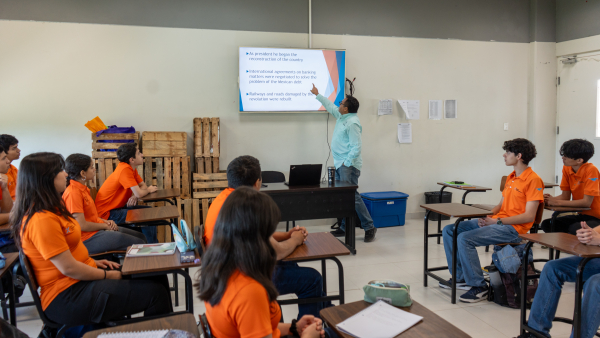 Impulsa la UAT formaci&oacute;n biling&uuml;e en la Preparatoria No. 3