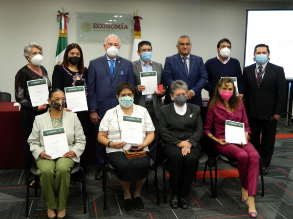 Entrega H&eacute;ctor Garza premio de antig&uuml;edad a trabajadores de la secretar&iacute;a de econom&iacute;a