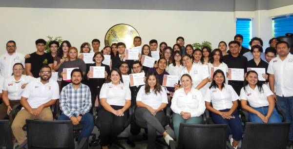 Prepa 3 de la UAT entrega la primera generaci&oacute;n biling&uuml;e