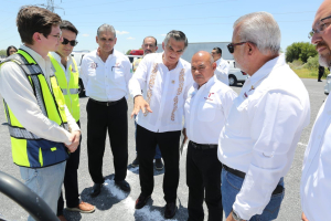 Entrega gobernador de Tamaulipas nuevos veh&iacute;culos para seguridad p&uacute;blica