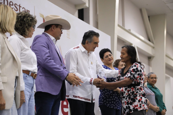 Entrega Am&eacute;rico tarjetas de Pensi&oacute;n Mujeres Bienestar; llegar&aacute; a 93 mil tamaulipecas