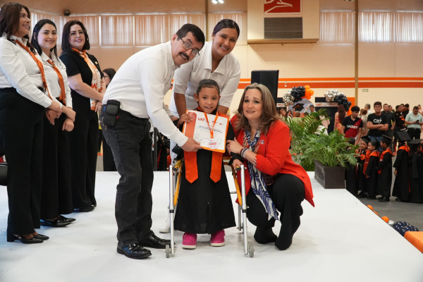 El rector D&aacute;maso Anaya y la Lic. Isolda Rend&oacute;n presiden graduaci&oacute;n de CENDIS de la UAT