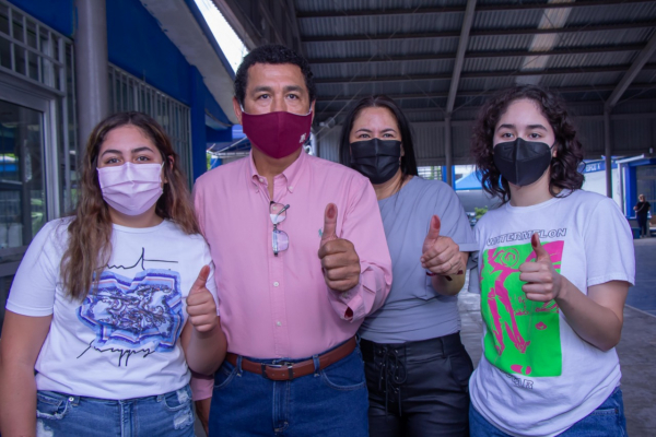 Emite Mario L&oacute;pez su voto en la casilla 0634 contigua 02