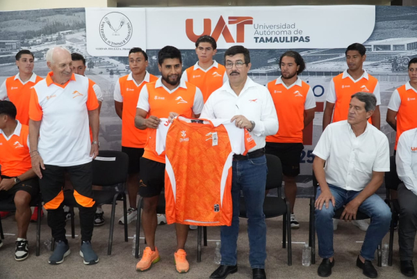 Rector de la UAT presenta oficialmente al equipo Correcaminos para el Torneo Apertura 2025 de la Liga de Expansi&oacute;n