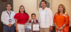 Felicita Alcalde Mario L&oacute;pez a Jonathan Alonso, por representar a ni&ntilde;as y ni&ntilde;os en parlamento infantil