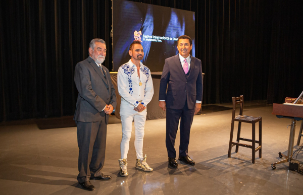 Impone alcalde Mario L&oacute;pez, medalla a horacio franco, artista homenajeado en la 31 edici&oacute;n del FIO.