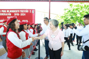Apadrinan Am&eacute;rico y Mar&iacute;a a estudiantes de Xicot&eacute;ncatl; presupuesto sin l&iacute;mites para becas