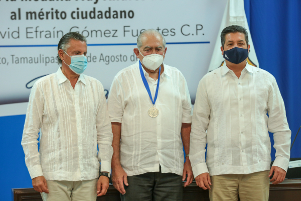 Entrega Francisco Cabeza de Vaca la medalla "Fray Andr&eacute;s de Olmos"