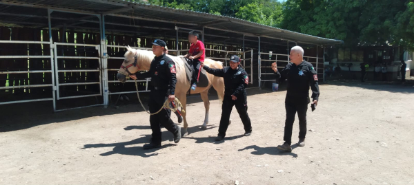 Apoya Agrupamiento Montado de la Guardia Estatal con equinoterapia a personas con discapacidad