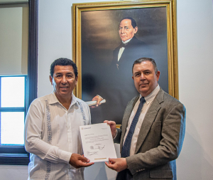 Entrega Mario L&oacute;pez nombramiento a nuevo secretario