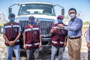 Entrega Mario L&oacute;pez 4 camiones  compactadores de basura