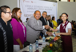 Felicita Alcalde de Matamoros a directivos  y a graduados de Secundaria General # 2