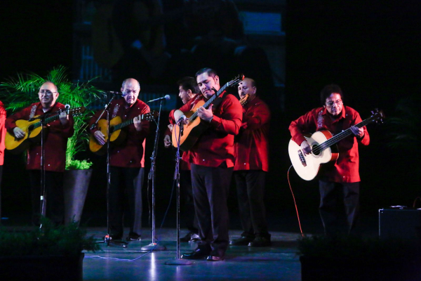 Celebran Am&eacute;rico y Mar&iacute;a 25 aniversario de la rondalla del hospital de Victoria