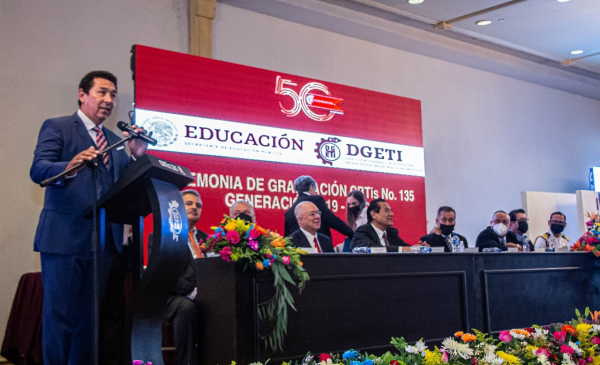 Motiva Alcalde Mario L&oacute;pez a graduados de CBTIS 135 y 275, a perseguir sus sue&ntilde;os