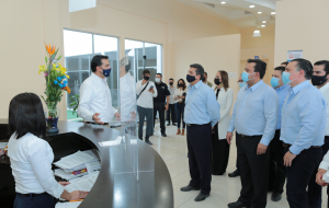 Francisco Cabeza Vaca visita el Centro de Justicia para las Mujeres